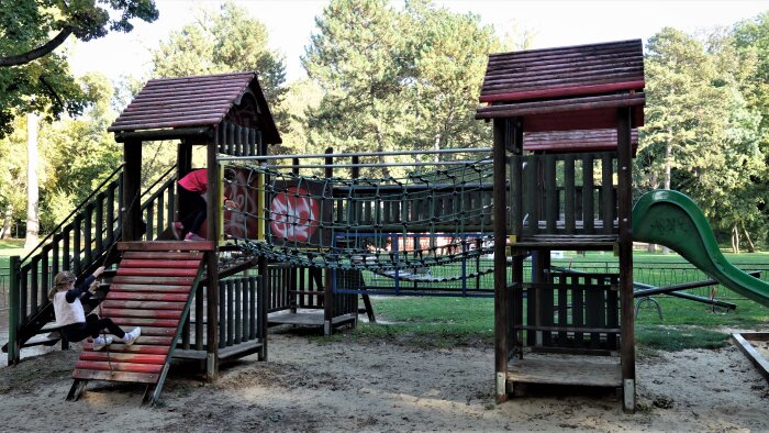 Detské ihrisko v parku-2